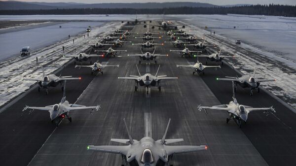 Тридцать американских F-35 и F-16 во время «слоновой прогулки» у берегов Аляски - اسپوتنیک ایران  