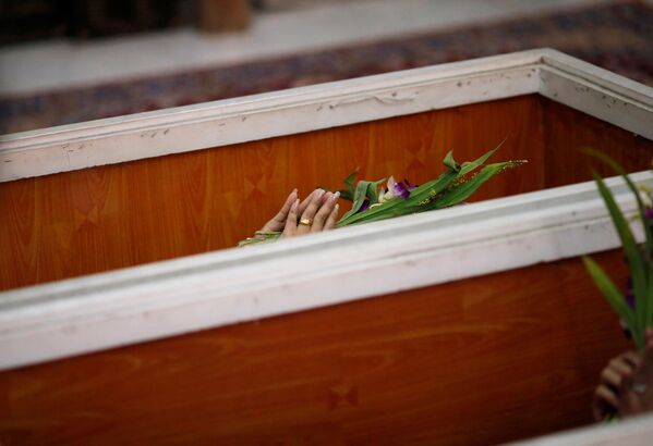 فریب مرگ با خوابیدن در تابوت 
مراسم دعا در تابوت در معبد بانکوک  - اسپوتنیک ایران  