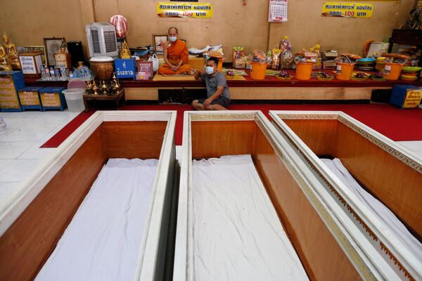 فریب مرگ با خوابیدن در تابوت 
مراسم دعا در تابوت در معبد بانکوک - اسپوتنیک ایران  