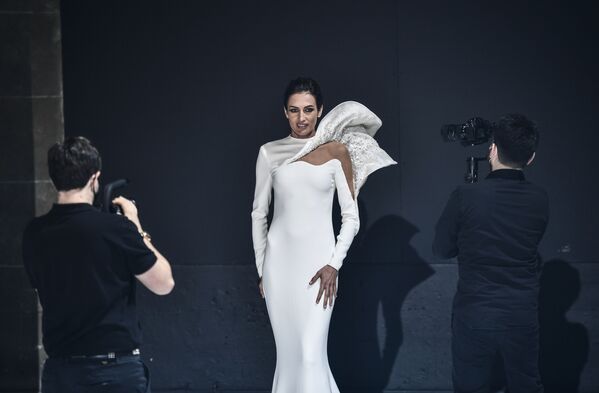 مدل در حال نمایش کلکسیون  استفانا رولان در هفته مد پاریس Paris Haute Couture Fashion Week - اسپوتنیک ایران  