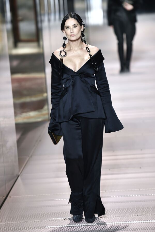هنرپیشه دمی مور در حال نمایش کلکسیون بهار و تابستان فندی در هفته مد پاریس Paris Haute Couture Fashion Week - اسپوتنیک ایران  