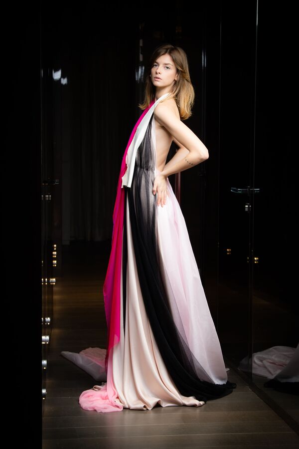 مدل در حال نمایش کلکسیون  Sofia Crociani  در هفته مد پاریس Paris Haute Couture Fashion Week - اسپوتنیک ایران  