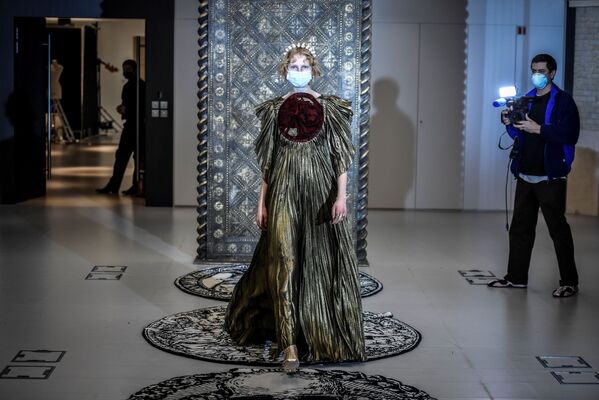 مدل در حال نمایش کلکسیون  Christian Dior در هفته مد پاریس Paris Haute Couture Fashion Week - اسپوتنیک ایران  