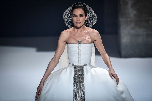 مدل در حال نمایش کلکسیون  استفانا رولان در هفته مد پاریس Paris Haute Couture Fashion Week - اسپوتنیک ایران  