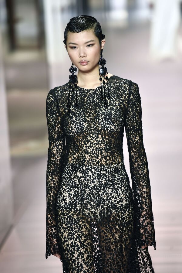 مدل در حال نمایش کلکسیون  Kim Jones در هفته مد پاریس Paris Haute Couture Fashion Week - اسپوتنیک ایران  