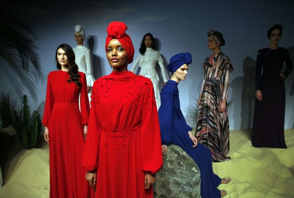مدل مسلمان حلیمه آدن در نمایش مد در استانبول - اسپوتنیک ایران  
