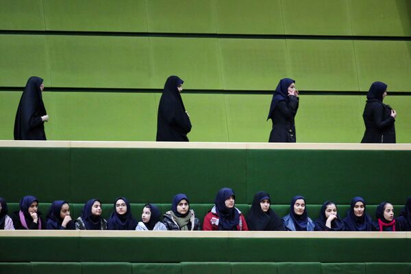 دانش آموزان ایرانی در مراسم سخنرانی حسن روحانی در مجلس - اسپوتنیک ایران  