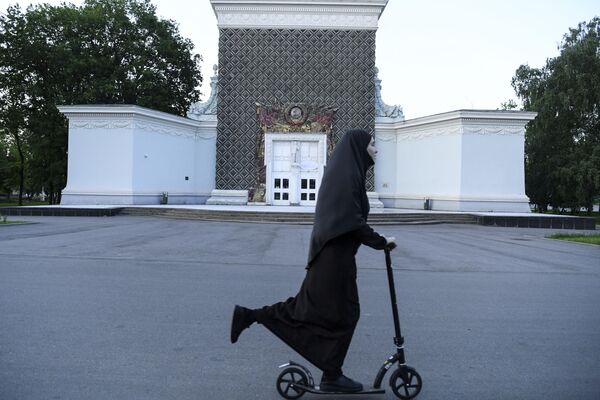 زنی با حجاب در مسکو - اسپوتنیک ایران  