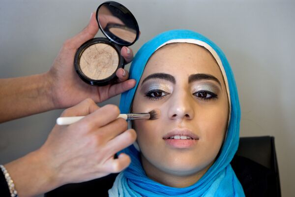 دختر مسلمان برای مراسم پایان مدرسه آماده می شود، آمریکا - اسپوتنیک ایران  