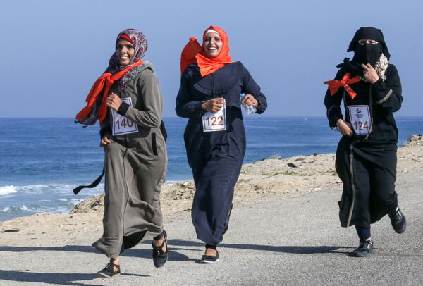 زنان فلسطینی در مسابقه دو با شعار خاتمه خشونت علیه زنان در غزه - اسپوتنیک ایران  