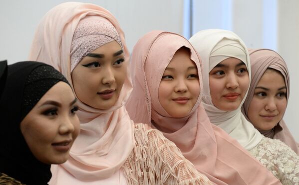 دختران در مراسم روز جهانی حجاب در بیشکک، قرقیزستان - اسپوتنیک ایران  