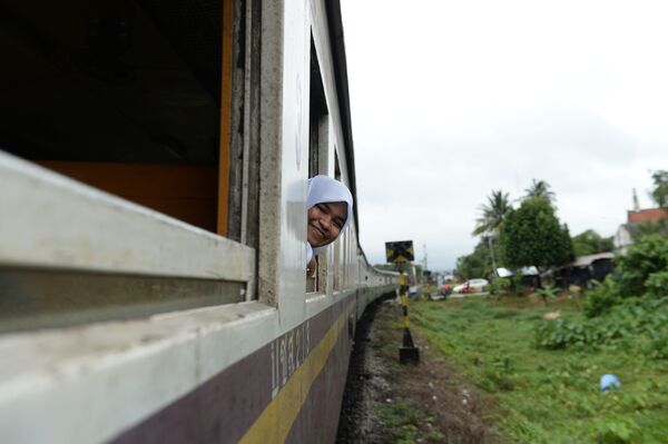دانش آموز مسلمان در قطاری در تایلند - اسپوتنیک ایران  