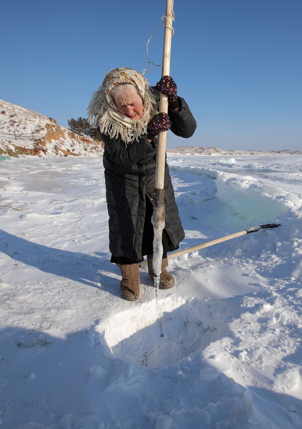 لیوبوف مورخودوا یخ ها را می شکند تا از دریاچه بایکال آب بردارد  - اسپوتنیک ایران  