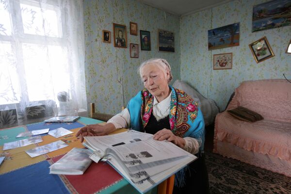 لیوبوف مورخودوا ۷۹ ساله اهل روستایی در استان ایرکوتسک روسیه در خانه اش  
 - اسپوتنیک ایران  
