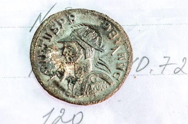 سکه های برنزی رم باستان که در تحقیقات گورستان کیل دره در نزدیکی سواستاپل کشف شد
 - اسپوتنیک ایران  