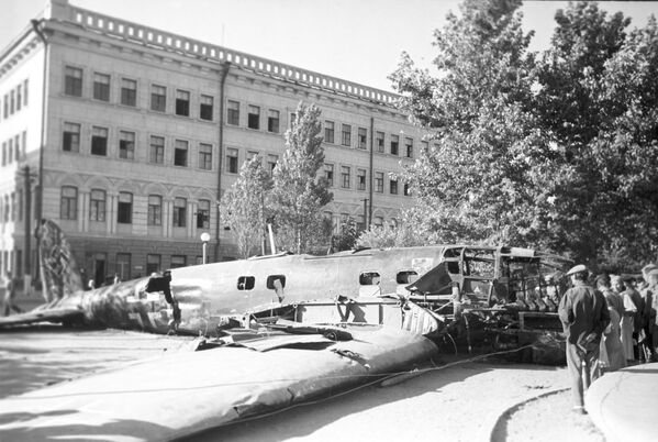 بمب افکن نابود شده آلمانی در میدان مرکزی استالینگراد سال ۱۹۴۲ - اسپوتنیک ایران  