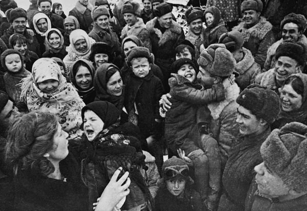 شهروندان استالینگراد به استقبال اسرای آزاد شده می روند - اسپوتنیک ایران  