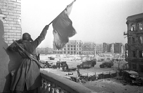 پرچم سرخ در میدان استالینگراد آزاد شده سال ۱۹۴۳ - اسپوتنیک ایران  