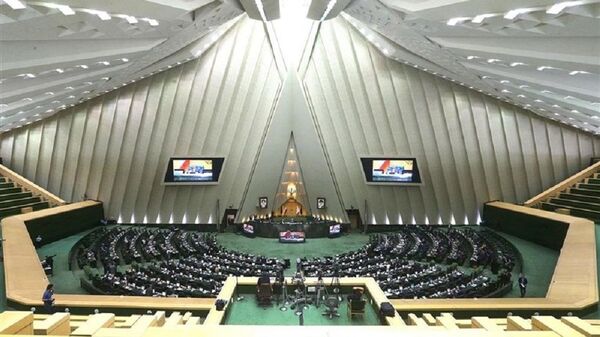 مجلس ایران بر اجرای قانون اقدام راهبردی برای لغو تحریم‌ ها مصر است - اسپوتنیک ایران  