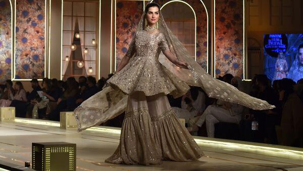 نمایش مد لباس عروسی در پاکستان 
هفته مد عروسی در لاهور - اسپوتنیک ایران  