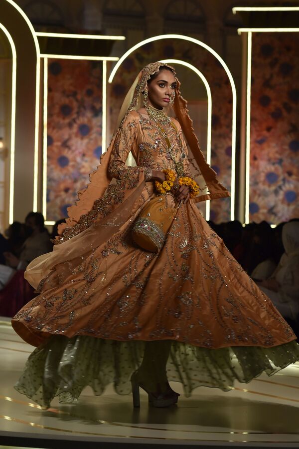 نمایش مد لباس عروسی در پاکستان 
هفته مد عروسی در لاهور - اسپوتنیک ایران  