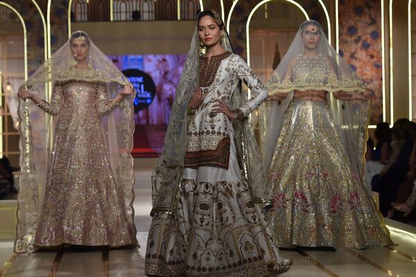 نمایش مد لباس عروسی در پاکستان 
هفته مد عروسی در لاهور  - اسپوتنیک ایران  