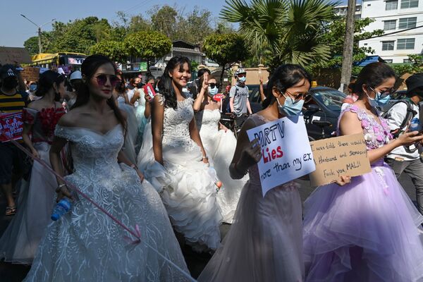 معترضین به کودتای نظامی با لباس عروس در میانمار - اسپوتنیک ایران  
