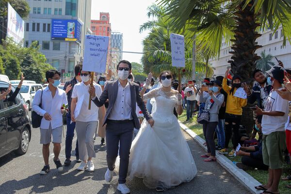 معترضین به کودتای نظامی با لباس عروس در میانمار - اسپوتنیک ایران  