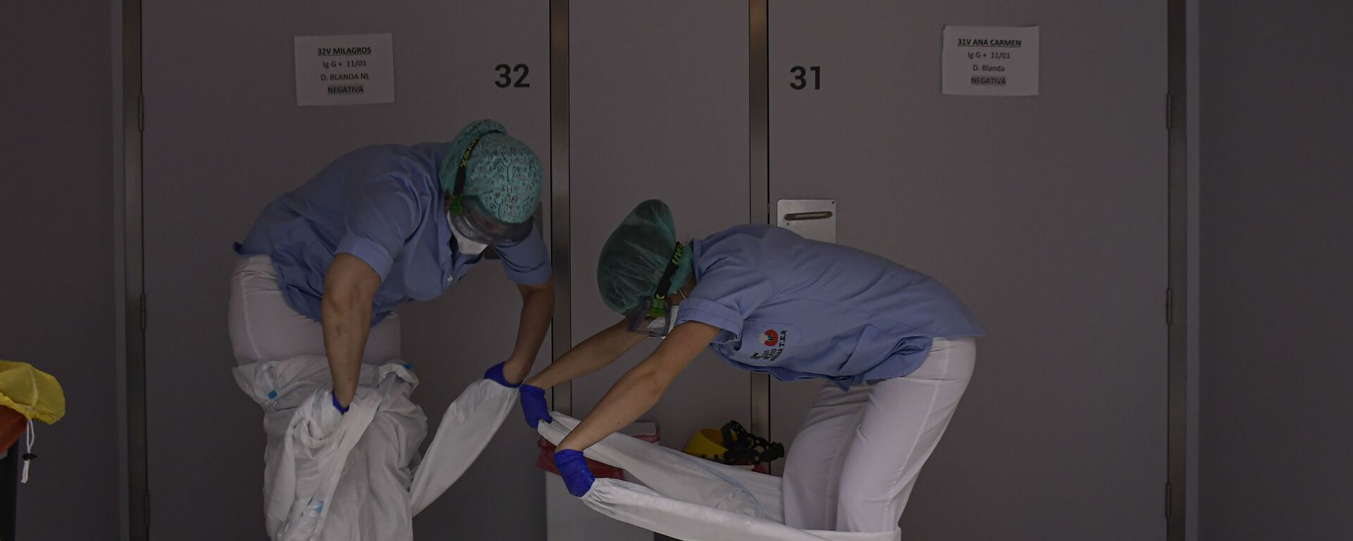 Персонал снимает защитную одежду в отделении больницы Сан-Хуан-де-Диос в Памплоне, на севере Испании - اسپوتنیک ایران  , 1920, 19.05.2022