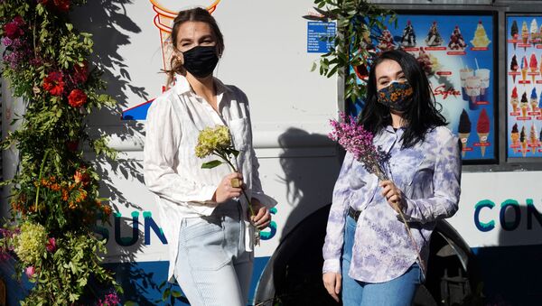 دختران با دسته گل در روز ولنتاین در نیویورک - اسپوتنیک ایران  