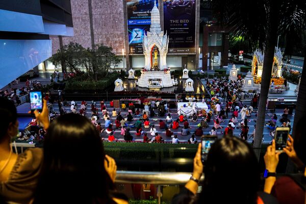 مردم در حال خواندن دعا در معبدی در تایلند در روز ولنتاین - اسپوتنیک ایران  