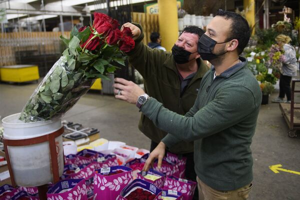 مردی در حال خرید گل در روز ولنتاین در لس آنجلس - اسپوتنیک ایران  