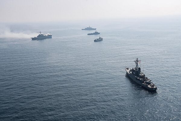 کشتی های جنگی ایران  و روسیه   در رزمایش مشترک نیروهای دریایی ایران و روسیه - اسپوتنیک ایران  