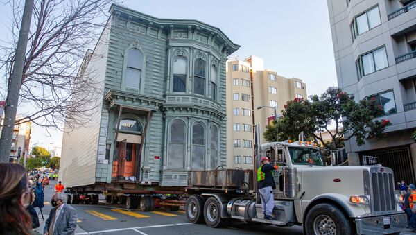 Перемещение 139-летнего Викторианского дома в Сан-Франциско - اسپوتنیک ایران  