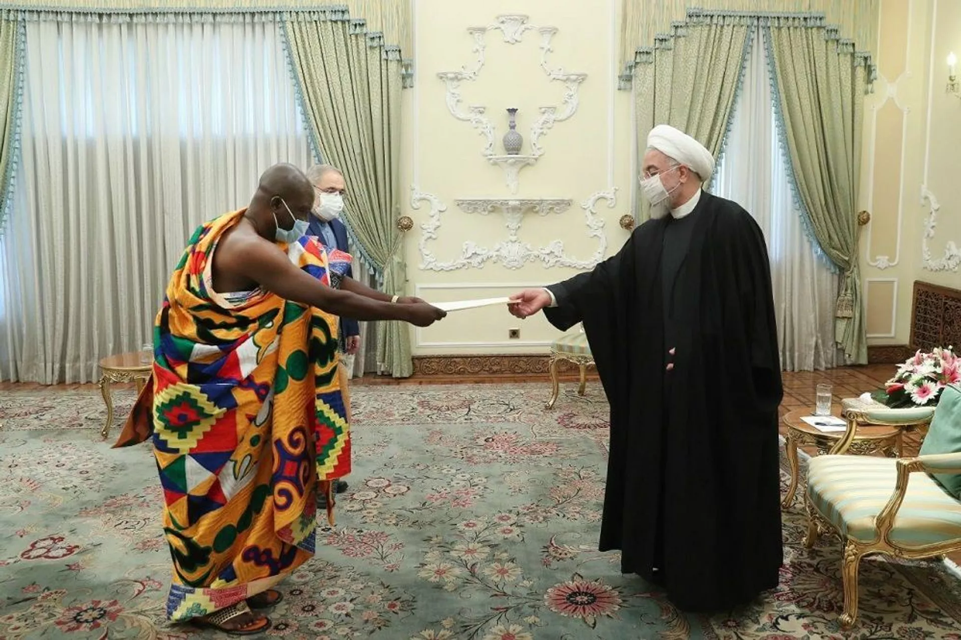 پوشش جالب سفیر جدید غنا در دیدار با روحانی پوشش جالب سفیر جدید غنا در دیدار با روحانی - اسپوتنیک ایران , 1920, 24.02.2021