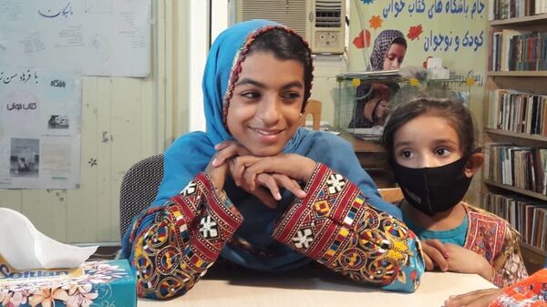 مردی از جنس کتاب در دل دریای عمان - اسپوتنیک ایران  