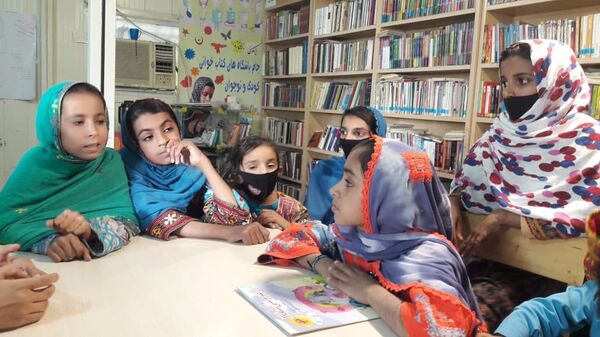 مردی از جنس کتاب در دل دریای عمان - اسپوتنیک ایران  