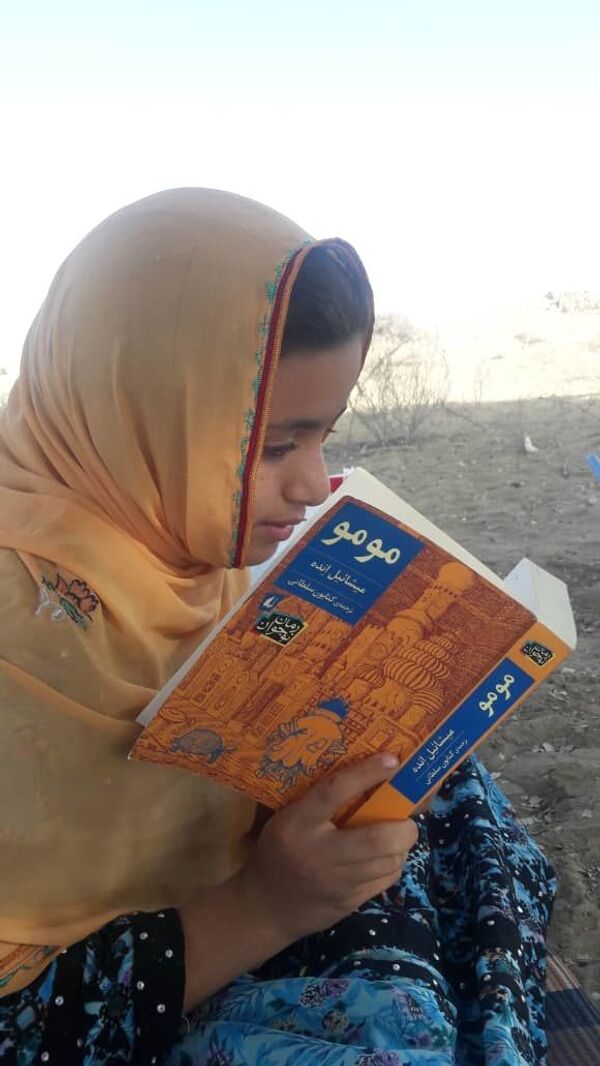 مردی از جنس کتاب در دل دریای عمان - اسپوتنیک ایران  