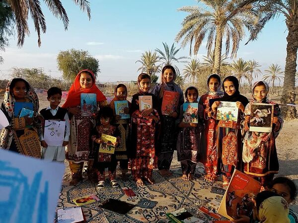 مردی از جنس کتاب در دل دریای عمان - اسپوتنیک ایران  