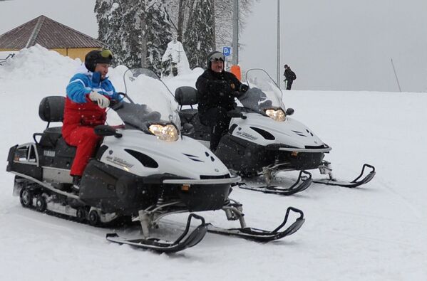 22 فوریه 2021. ولادیمیر پوتین، رئیس‌جمهور روسیه و الکساندر لوکاشنکو، رئیس‌جمهور بلاروس (راست) در حالی که سوار برف‌ رو هستند. - اسپوتنیک ایران  