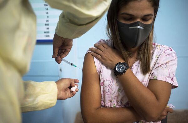 پرستاری در حال زدن واکسن اسپوتنیک وی در یکی از بیمارستان های کاراکاس ونزوئلا - اسپوتنیک ایران  