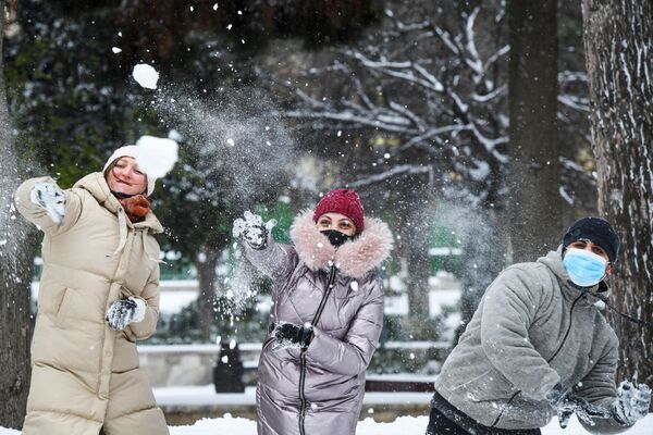 عابرین مشغول برف بازی در باکو - اسپوتنیک ایران  