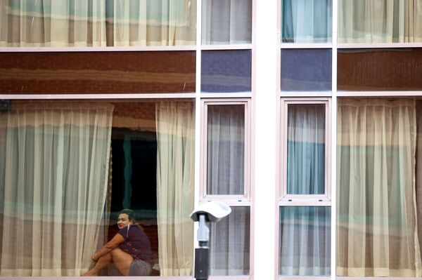 زنی از پنجره هتل رادیسون بلو در فرودگاه هیتروی به بیرون نگاه می کند - اسپوتنیک ایران  