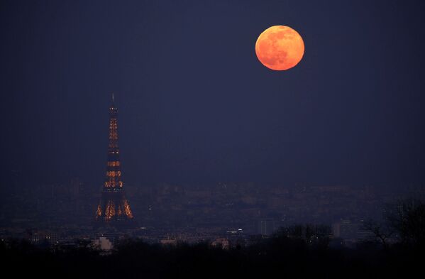 ماه کامل در آسمان پاریس - اسپوتنیک ایران  