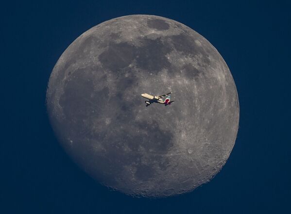 هواپیمایی در زمینه ماه کامل در آسمان فرانکفورت - اسپوتنیک ایران  