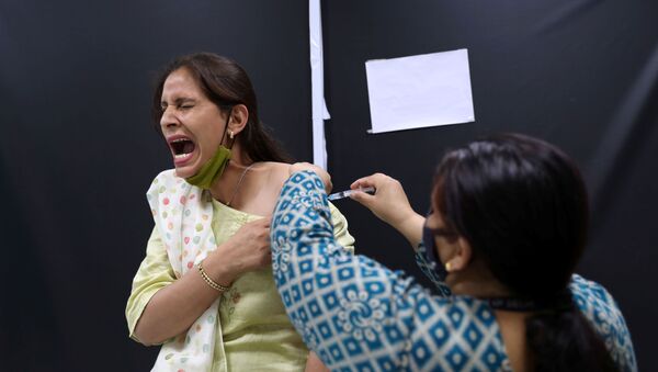 کارمندSerum Institute of India در حال تزریق واکسن ضد کرونای تولید هند CoviShield از شرکت AstraZeneca - اسپوتنیک ایران  