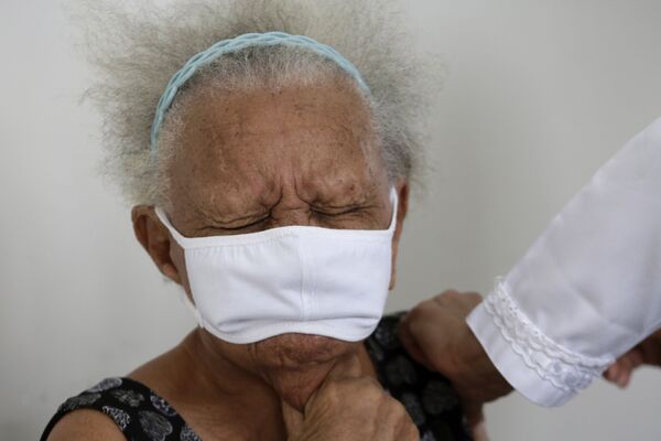 پیرزن 90 ساله در برزیل واکسن سینوواک چینی تزریق می کند - اسپوتنیک ایران  