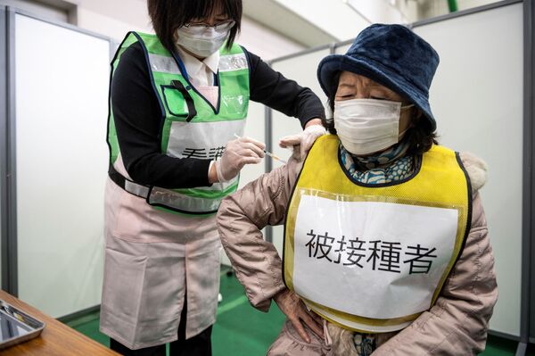 پرستار در حال تزریق واکسن در ژاپن - اسپوتنیک ایران  
