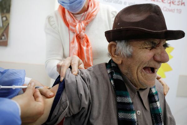پیرمرد در حال تزریق واکسن در فیری آلبانی - اسپوتنیک ایران  