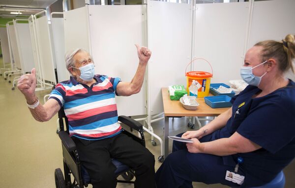 پیرمرد 98 ساله پس از تزریق واکسن فایزر در انگلیس - اسپوتنیک ایران  